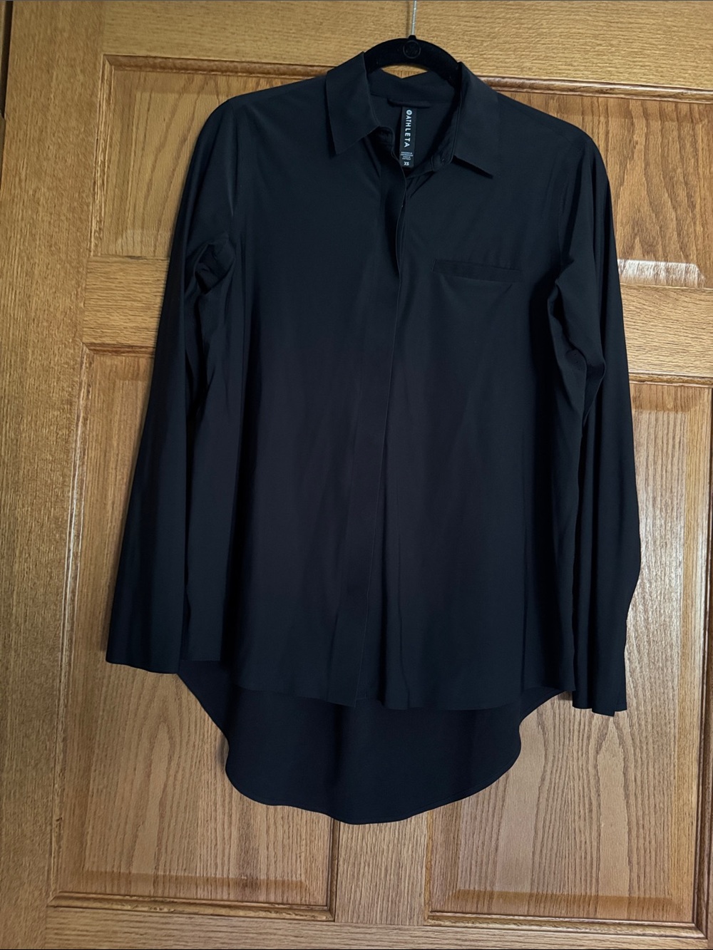 Woman’s Athleta Black Long-Sleeve Button-Front Shirt. Size XS.